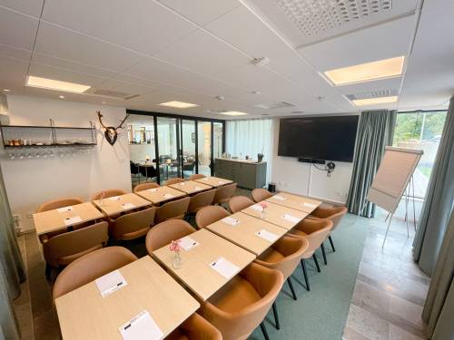 Konferens rum med bord och stolar